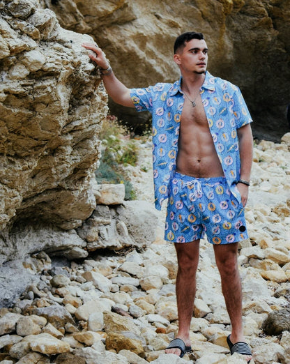 Chemise à manches courtes pour hommes au bord de la piscine