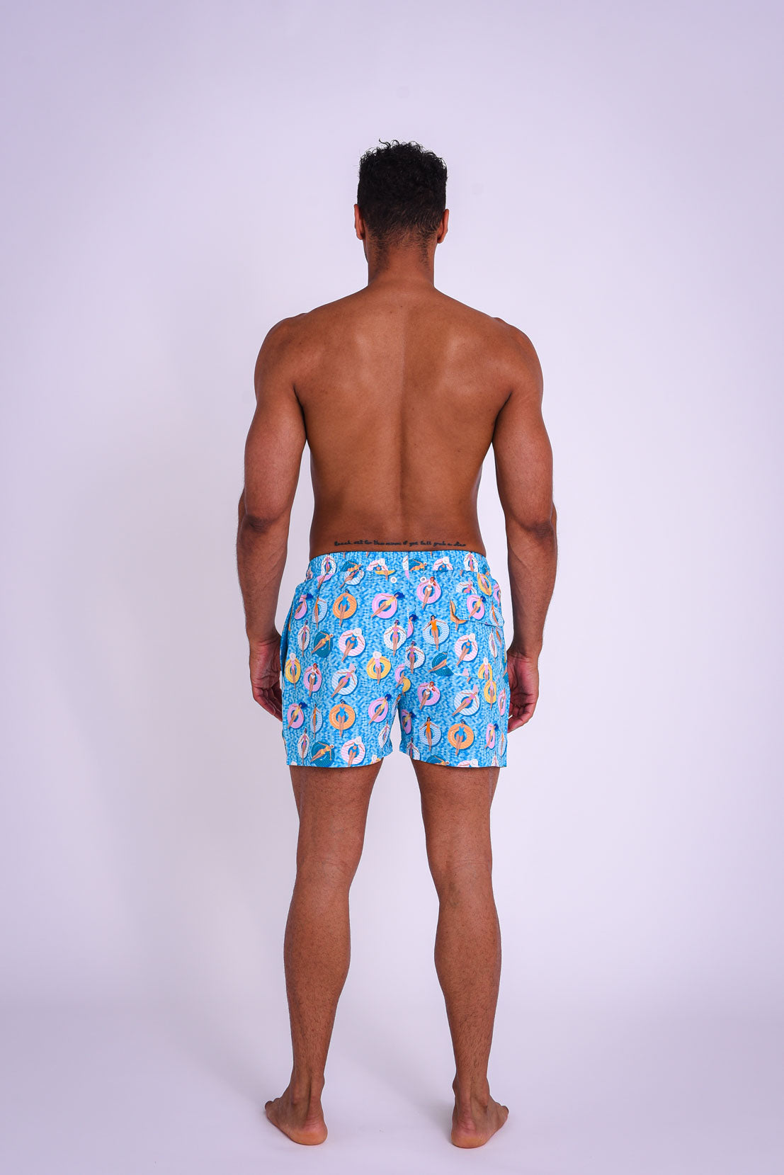 Short de bain pour hommes au bord de la piscine