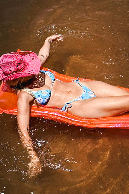 Haut de bikini triangle au bord de la piscine